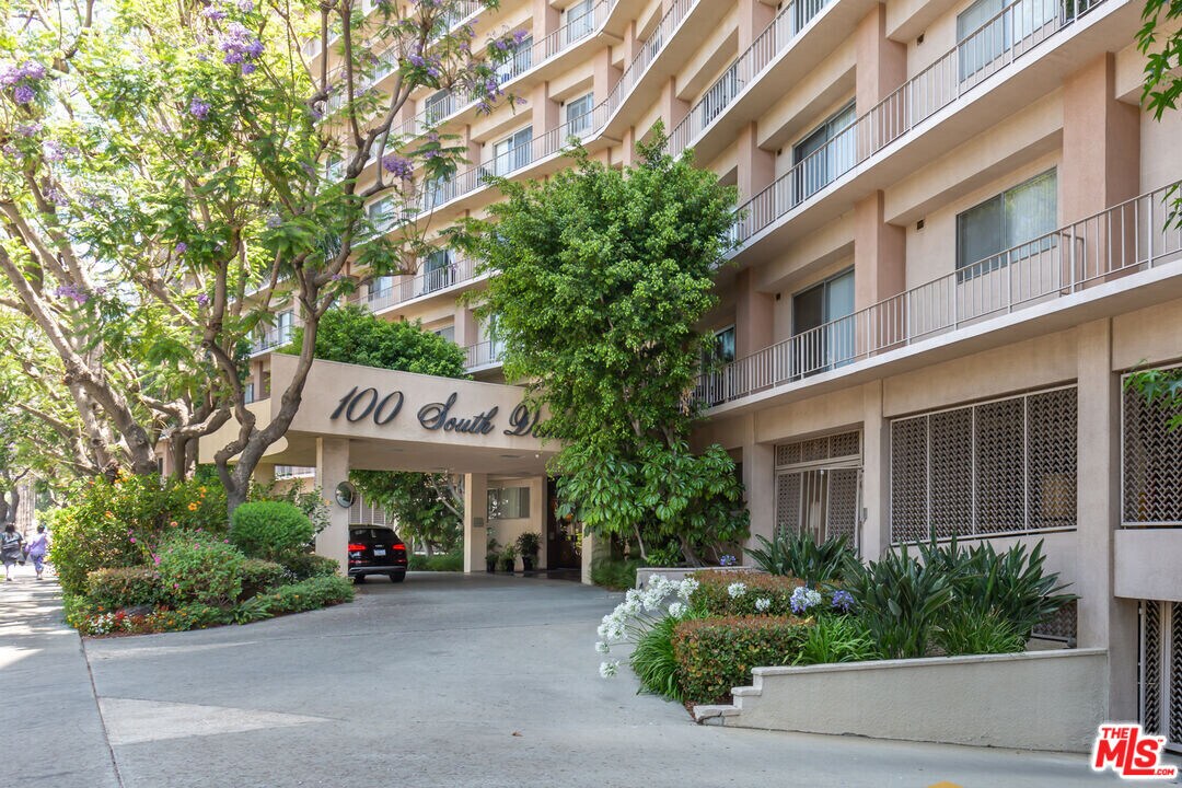 100 S Doheny Dr in Los Angeles, CA - Building Photo