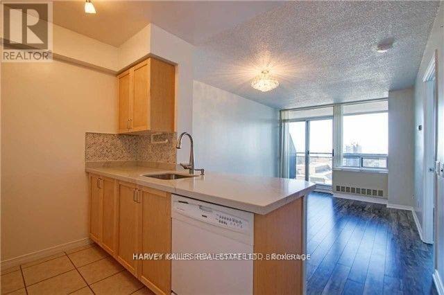 155 Beecroft Rd in Toronto, ON - Building Photo - Building Photo