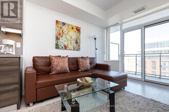 525 Adelaide St W in Toronto, ON - Building Photo - Building Photo