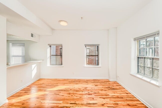 227 Christopher Columbus Dr in Jersey City, NJ - Building Photo - Building Photo