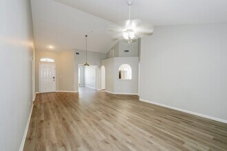 28434 Meadowrush Way in Zephyrhills, FL - Foto de edificio - Building Photo