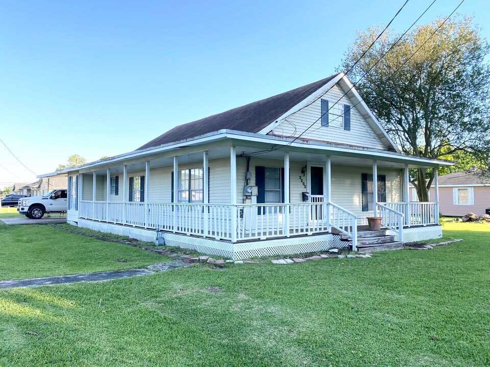 2503 Ave G in Nederland, TX - Foto de edificio