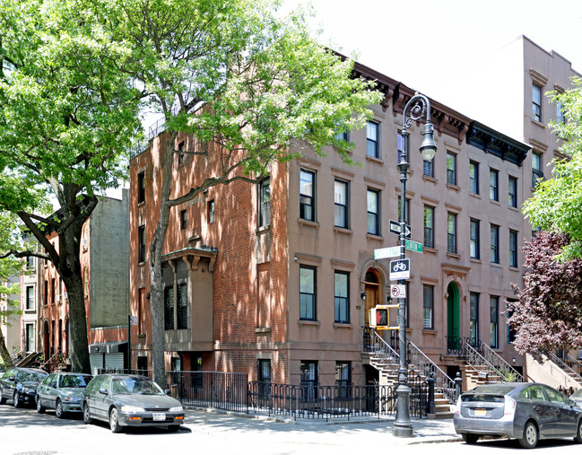 436 Clinton St in Brooklyn, NY - Foto de edificio - Building Photo