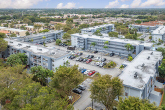 Kendale Gardens in Miami, FL - Building Photo - Building Photo