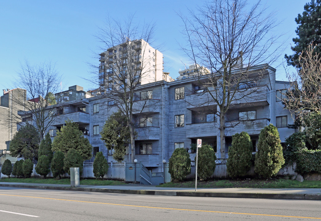 West Bay Court in Vancouver, BC - Building Photo