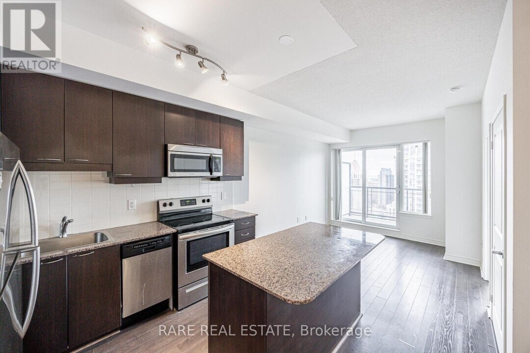 385-2385 Prince of Wales Dr in Mississauga, ON - Building Photo