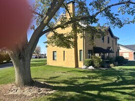 547 N Broadway St, Unit Suite B Upper Apartment in Spencerville, OH - Building Photo