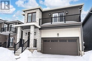 42 Alaskan Heights in Barrie, ON - Building Photo