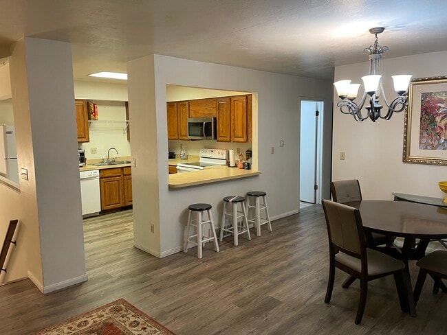 1351 S Main St in Bountiful, UT - Foto de edificio - Building Photo