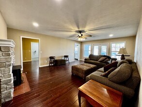 302 Bluebird Ct in Lebanon, MO - Building Photo - Building Photo