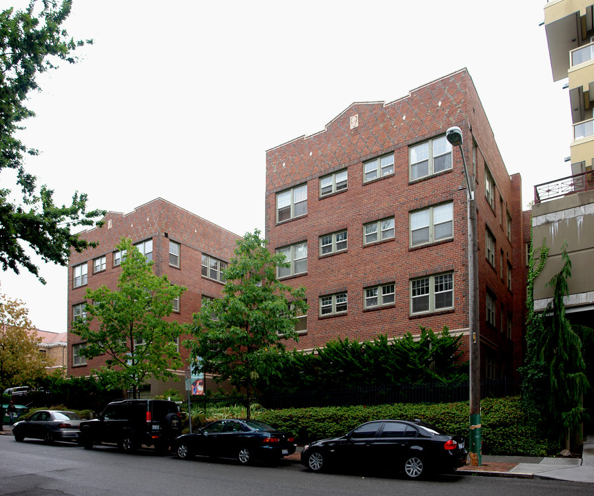 Queen's Court Apartments in Seattle, WA - Building Photo