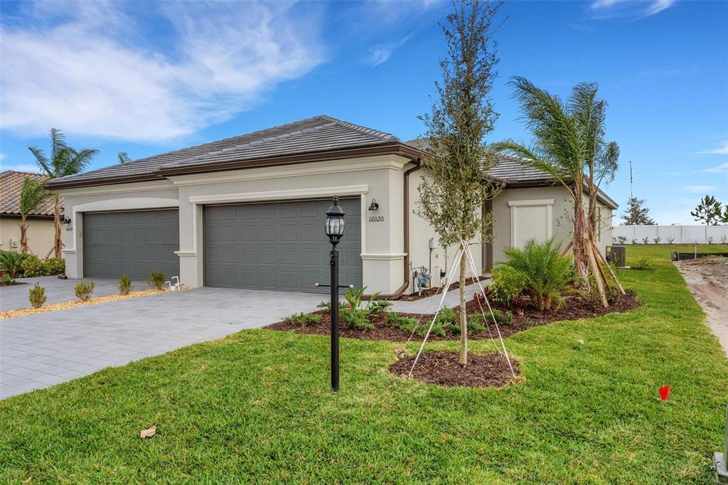 16020 Sunny Day Dr in Bradenton, FL - Foto de edificio