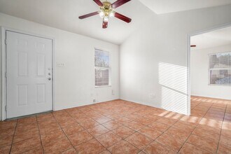 212 Bynum Ave in San Antonio, TX - Building Photo - Building Photo