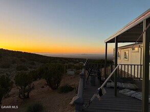 30567 Largo Vista Rd in Llano, CA - Foto de edificio - Building Photo