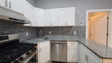 100 Griffith St in Jersey City, NJ - Foto de edificio - Building Photo