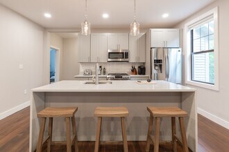 65 Beech Glen St, Unit 2 in Boston, MA - Foto de edificio - Building Photo