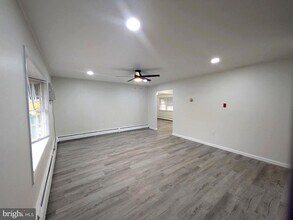 71 Handy Rd in Levittown, PA - Foto de edificio - Building Photo