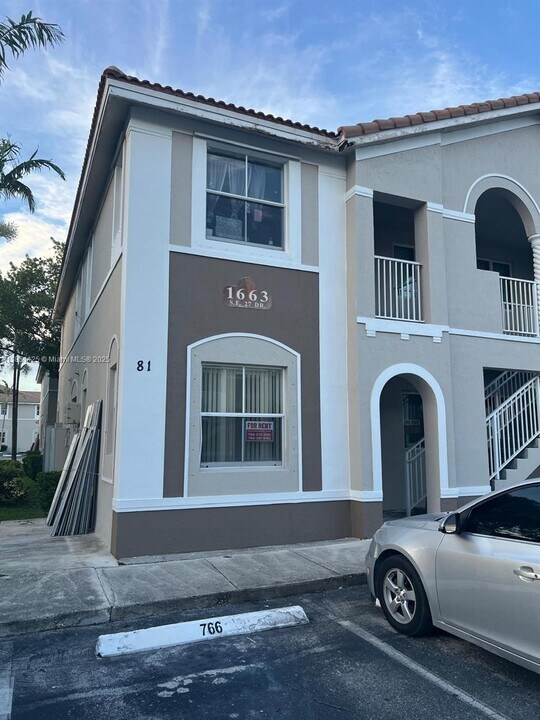 1663 SE 27th Dr in Homestead, FL - Building Photo