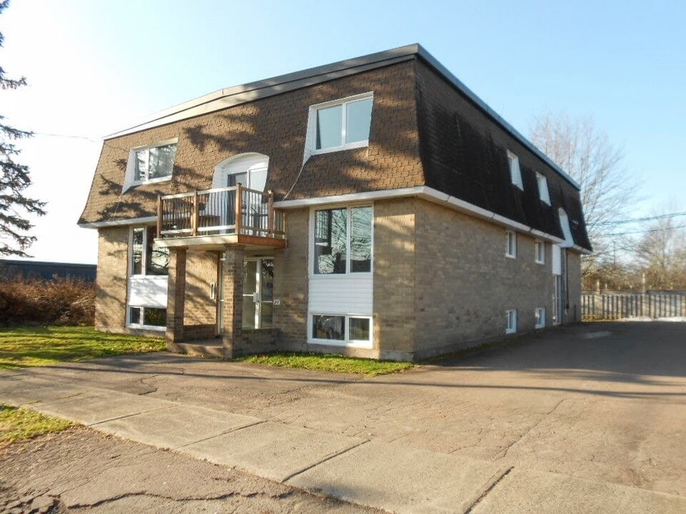 22 8 St in Moncton, NB - Building Photo
