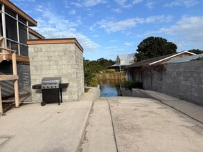 160 N Lakeview Dr, Unit #2 in Haines City, FL - Foto de edificio - Building Photo