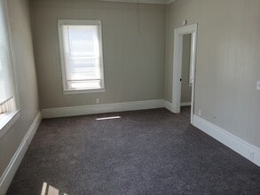 134 E 4th St, Unit #2 in Oswego, NY - Building Photo - Building Photo