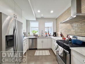 2121 N Albany Ave, Unit G in Chicago, IL - Foto de edificio - Building Photo