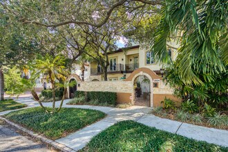 Maddalena Townhomes in Tampa, FL - Foto de edificio - Building Photo