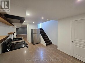 8383 Heikoop Crescent in Niagara Falls, ON - Building Photo - Building Photo