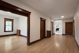 249 Fairfield Ave, Unit 1st Fl in Hartford, CT - Foto de edificio - Building Photo