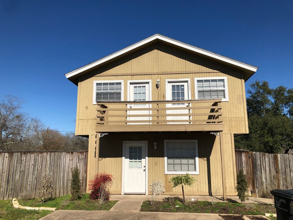 709 Chalet Ct in College Station, TX - Building Photo