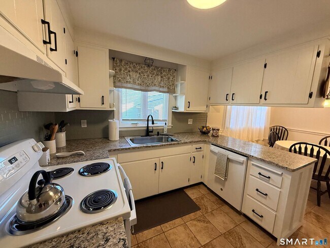 24 Dean Dr in New Britain, CT - Building Photo - Building Photo