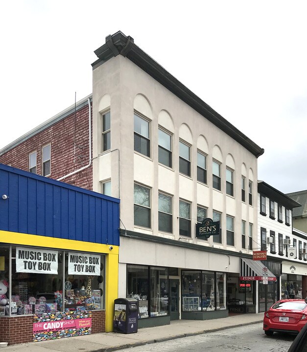 166 Thames St in Newport, RI - Building Photo