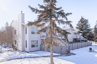 Huntington Court Coach Homes in Edmonton, AB - Building Photo