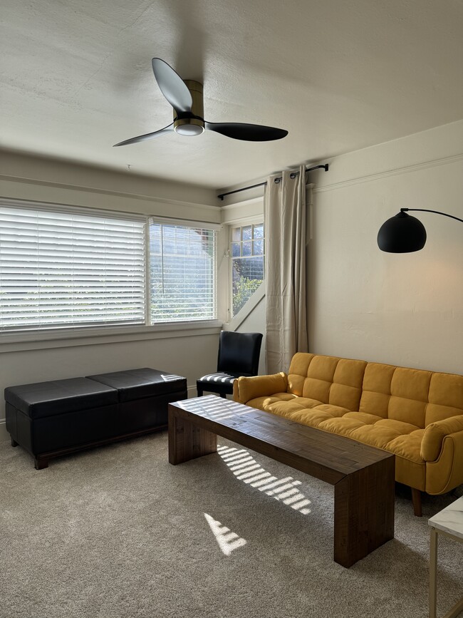 2322 SE Main St, Unit Furnished 2nd Story Apt in Portland, OR - Foto de edificio - Building Photo