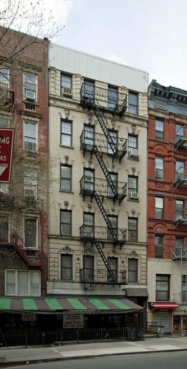 24 Saint Marks Pl in New York, NY - Foto de edificio - Building Photo