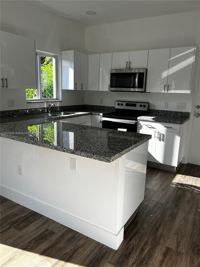 37 NW 70th St-Unit -B in Miami, FL - Foto de edificio - Building Photo