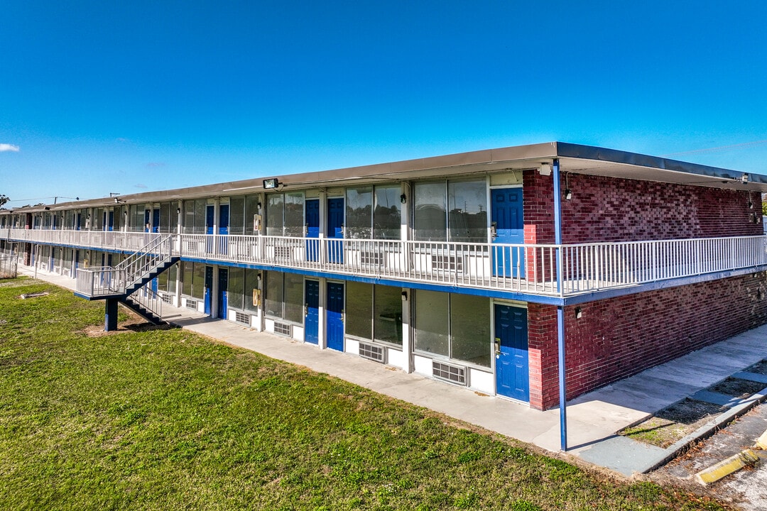 4011 E Columbus Dr in Tampa, FL - Building Photo