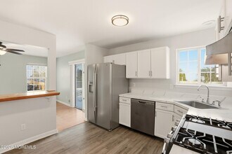 6 Hummingbird Way in Jackson Township, NJ - Building Photo - Building Photo