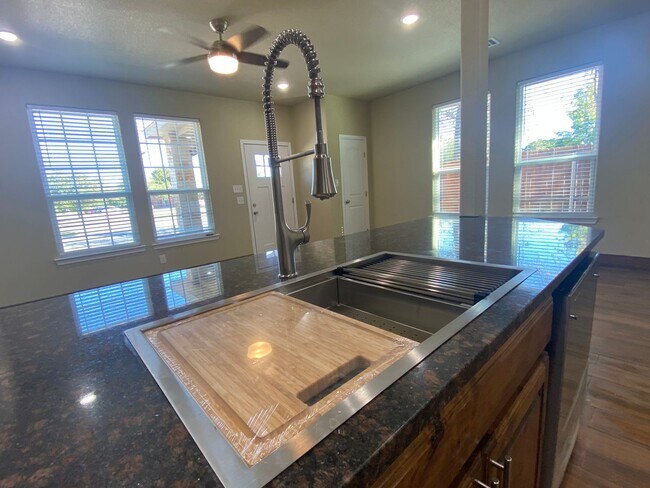 105 Sabine Ave-Unit -105 Sabine Ave. #B in Cleburne, TX - Building Photo - Building Photo