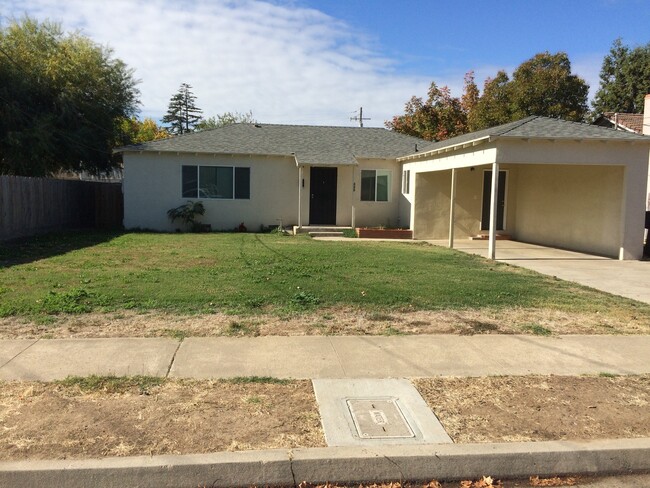 320 School Ave in Oakdale, CA - Building Photo - Building Photo