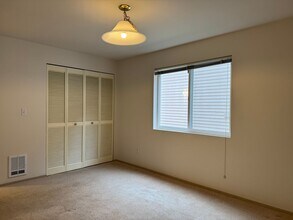 937 N 199th St in Shoreline, WA - Building Photo - Building Photo