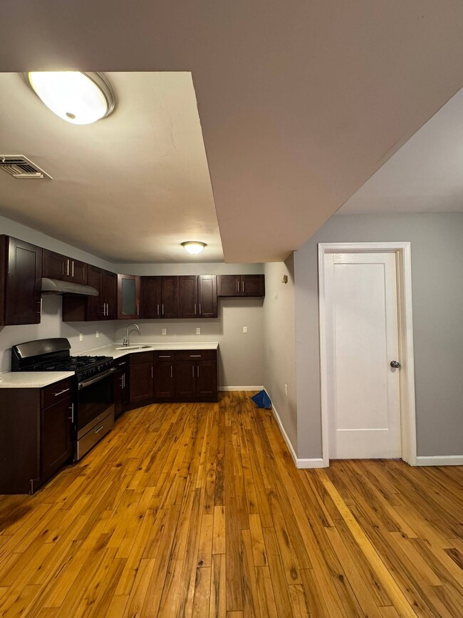 296 Hawthorne Ave, Unit 1