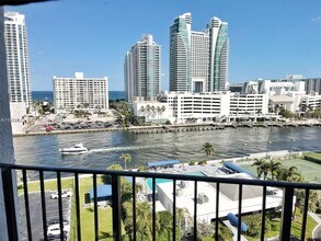 600 Parkview Dr in Hallandale Beach, FL - Building Photo - Building Photo