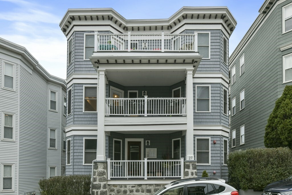 27 Parkton Rd, Unit 2 in Boston, MA - Foto de edificio