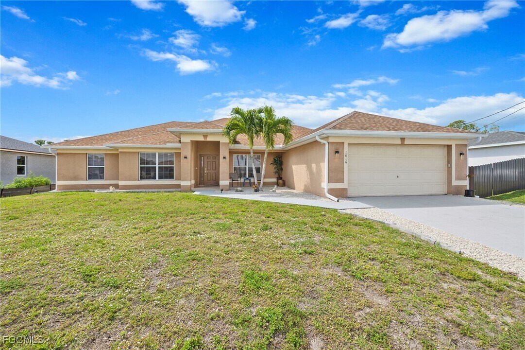 1016 NE 36th Terrace in Cape Coral, FL - Foto de edificio
