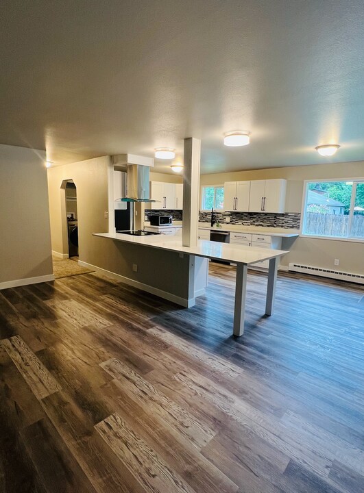 1209 Ramona St in Anchorage, AK - Building Photo