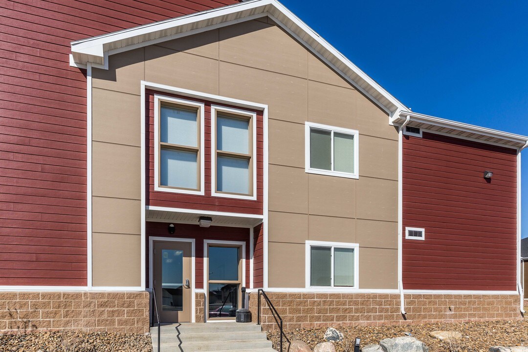 Crest View Apartments in Williston, ND - Building Photo