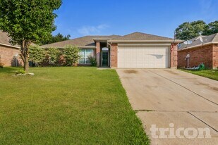 2108 Cancun Dr in Mansfield, TX - Building Photo