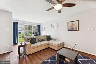 12102 Greenwood Ct in Fairfax, VA - Building Photo - Building Photo