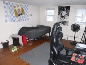 11 Pierce St, Unit 2 in Orono, ME - Foto de edificio - Building Photo